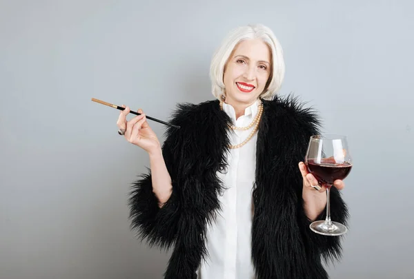 Mosolyogva vezető nő bort ittak, és a dohányzás. — Stock Fotó