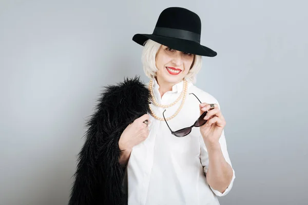 Senyum wanita modis memegang kacamata . — Stok Foto