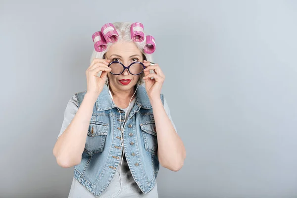 Bespectacled femeie în vârstă atingând ochelarii ei . — Fotografie, imagine de stoc