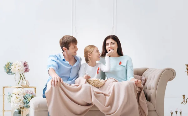 Glückliche positive Familie, die zusammen Spaß hat — Stockfoto