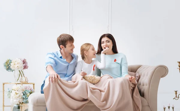 Feliz família positiva se divertindo juntos — Fotografia de Stock