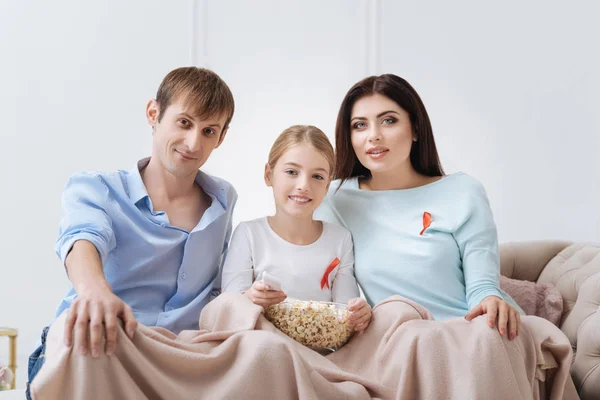 Mukava onnellinen perhe katsomassa televisiota — kuvapankkivalokuva