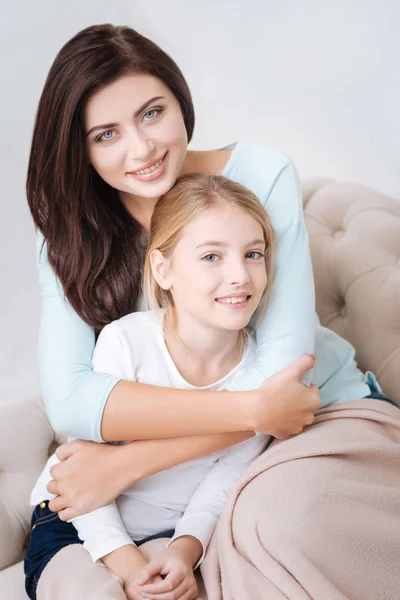 Attraente madre premurosa che abbraccia sua figlia — Foto Stock