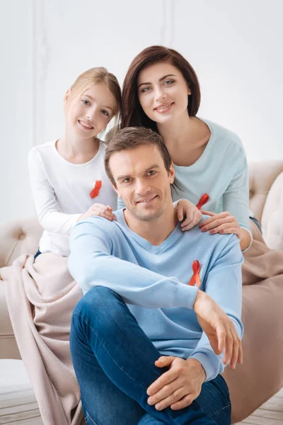 Schöne glückliche Familie beim Zusammensitzen — Stockfoto