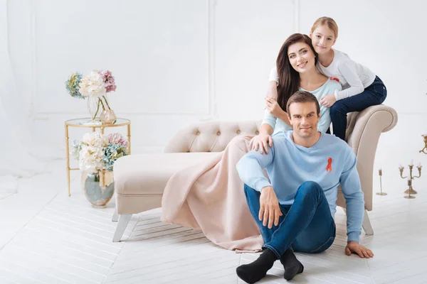 Оптимистичная счастливая семья демонстрирует свою терпимость к людям со СПИДом — стоковое фото