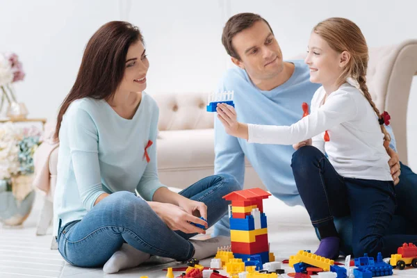 Gelukkig charmante meisje tonen een speeltje aan haar moeder — Stockfoto