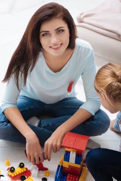 Mulher alegre agradável brincando com sua filha — Fotografia de Stock