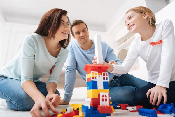 Glad glad familj spelar med konstruktion block — Stockfoto