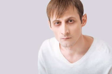 Gri arka planı ayakta düşünceli genç adam