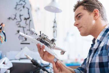 Adam holsing dron ayrıntı konsantre