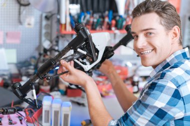 Mutlu adam dron ayrıntıları çalışma içinde tutan