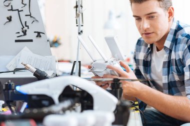 Genç adam dron ve Uzaktan kumanda kullanarak