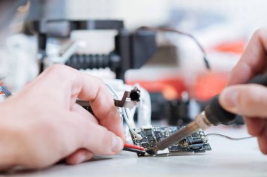 Makro yakın up mans dron cips lehimleme eller