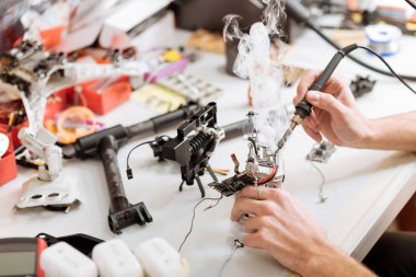 İn yakın el lehimleme dron cips ve Ayrıntılar mans