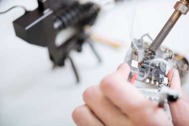 İn yakın chip ve havya holding eller mans