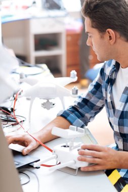 Dizüstü bilgisayar kullanan adam akıllı ve Uzaktan kumanda robot