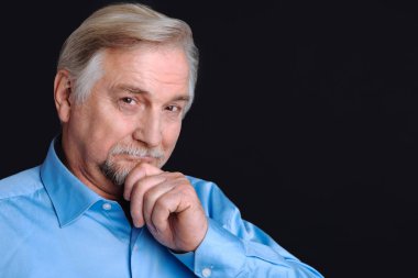 Emekli bir adamın düşünceli yüzü