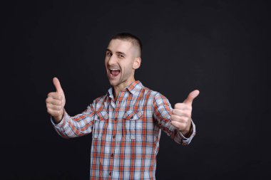 Kendine güvenen genç adam kameraya bakan