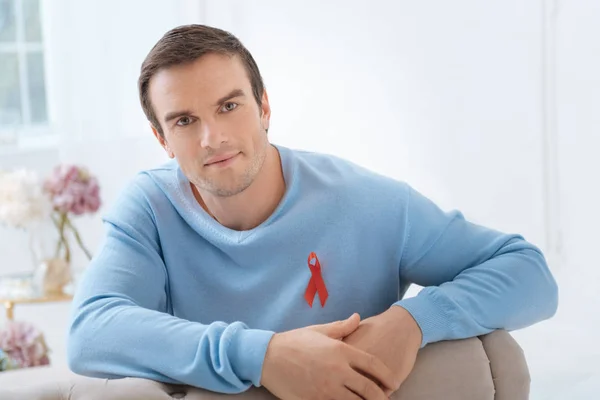 Piacevole bell'uomo che indossa il segno dell'AIDS — Foto Stock