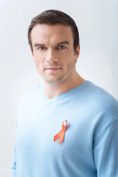 Bell'uomo sicuro di sé che indossa il nastro rosso dell'AIDS — Foto Stock