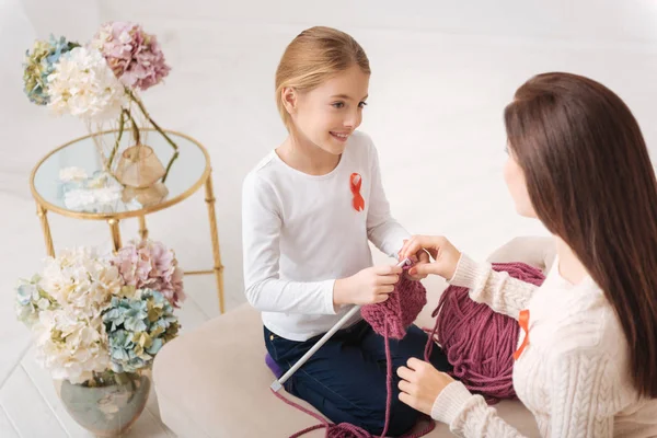 Bonita madre atractiva sosteniendo a sus hijas mano — Foto de Stock