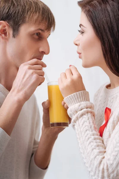 Sympatyczna para młoda picie soku — Zdjęcie stockowe