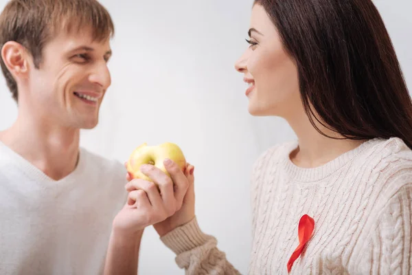 Счастливая счастливая пара держит яблоко — стоковое фото