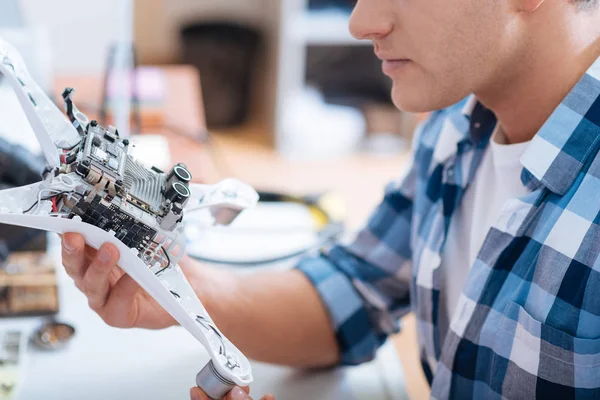 Nahaufnahme eines jungen Mannes, der Drohnen-Detail entdeckt — Stockfoto