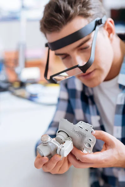 Junger Mann stellt Drohnen-Objektive zusammen — Stockfoto