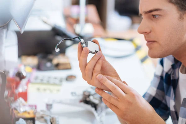 Hombre serio descubriendo el chip de un dron — Foto de Stock