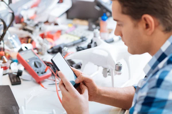 Schöner Mann mit Smartphone und Laptop — Stockfoto