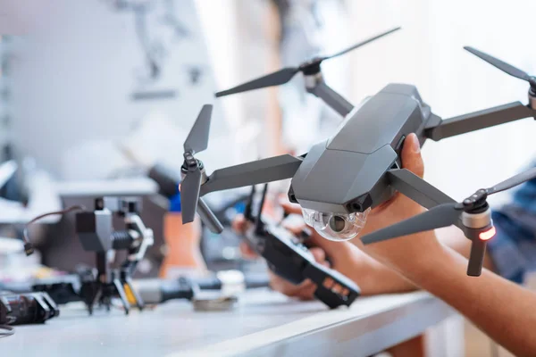 Nahaufnahme von Menschenhänden, die Drohnenpropeller halten — Stockfoto