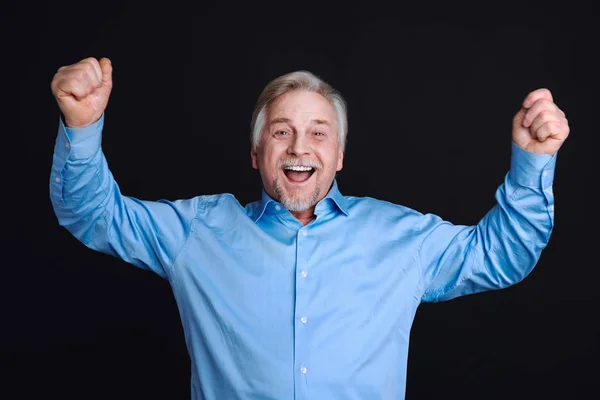 Retrato de hombre viejo barbudo feliz —  Fotos de Stock