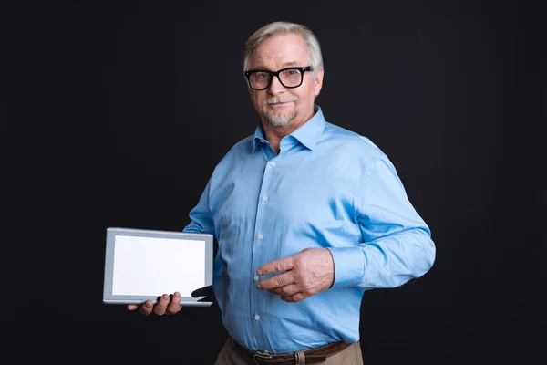 Intelligent gråhåriga mannen bär glasögon — Stockfoto