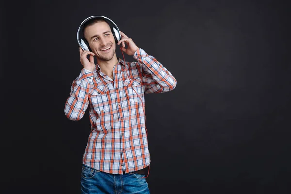 Bonito sorrindo morena usando fones de ouvido — Fotografia de Stock