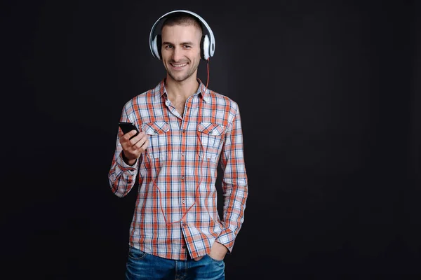 Wesoły, uśmiechnięty mężczyzna noszenie słuchawek — Zdjęcie stockowe