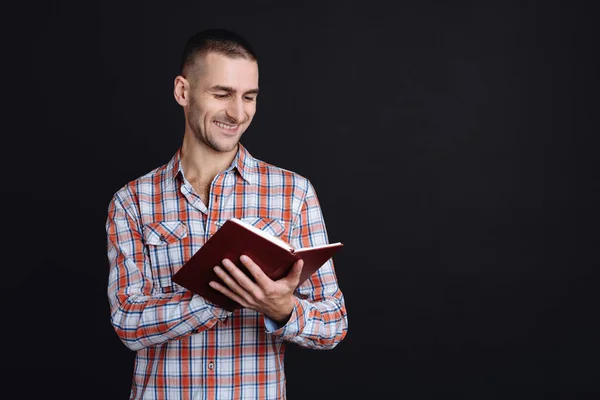 Neşeli genç adam kitap okuma — Stok fotoğraf