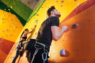 Mutlu çift duvar tırmanışı.