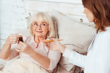 Professioanl doktor hasta yaşlı kadın evde vising