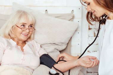 Hoş professioanl doktor hastasını incelenmesi