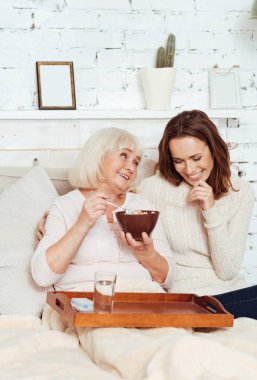 Neşeli yaşlı kadın söz wit sevgi dolu torunu