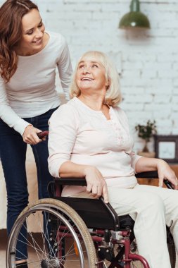 Hoş kadın büyükannesi tekerlekli sandalyede Bakımı