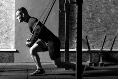 Bir spor salonunda egzersiz güçlü kendine güvenen adam