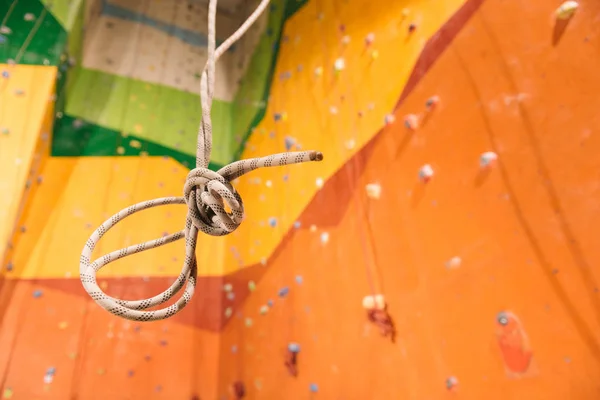 Primo piano della corda di assicurazione appesa a una parete da arrampicata — Foto Stock
