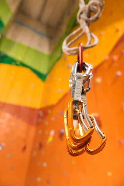 Primer plano del equipo de escalada de seguros en un gimnasio — Foto de Stock