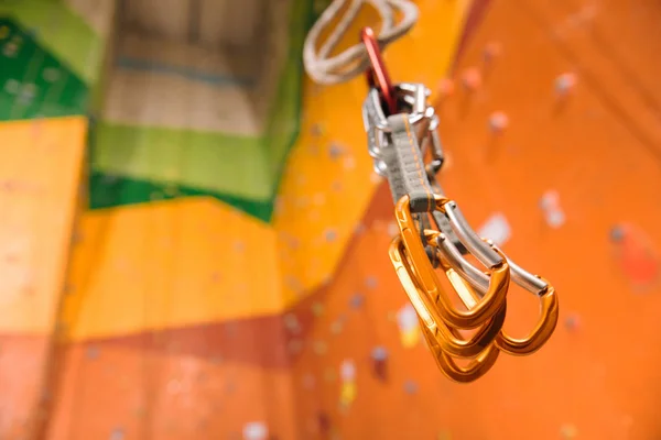 Close up de equipamento de escalada especial em um ginásio — Fotografia de Stock