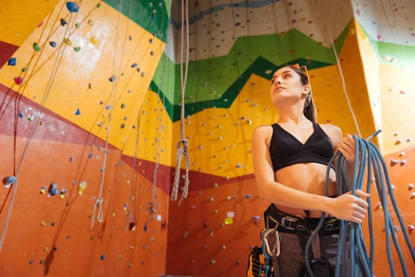 Mulher bonita segurando equipamento de escalada — Fotografia de Stock