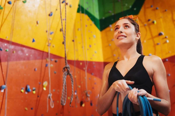 Mujer muy alegre usando equipo de escalada — Foto de Stock