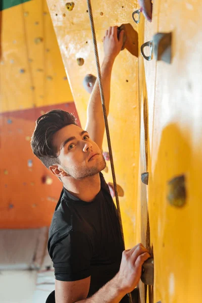 Красивий чоловік тренується в тренажерному залі скелелазіння . — стокове фото