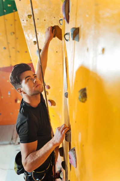 Entrenamiento de hombre concentrado en gimnasio de escalada . —  Fotos de Stock